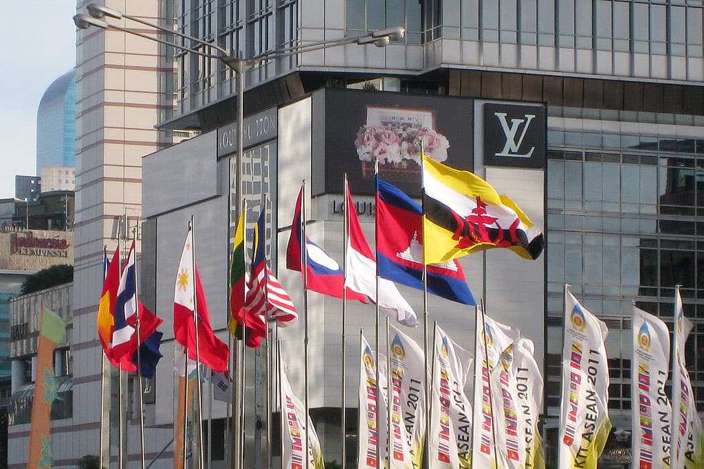 Banderas de los países del Sudeste Asiático agrupados en ASEAN (siglas en inglés de la Asociación de Naciones del Sudeste Asiático). Foto: Gunawan Kartapranata (Wikimedia Commons / CC BY-SA 3.0). Blog Elcano