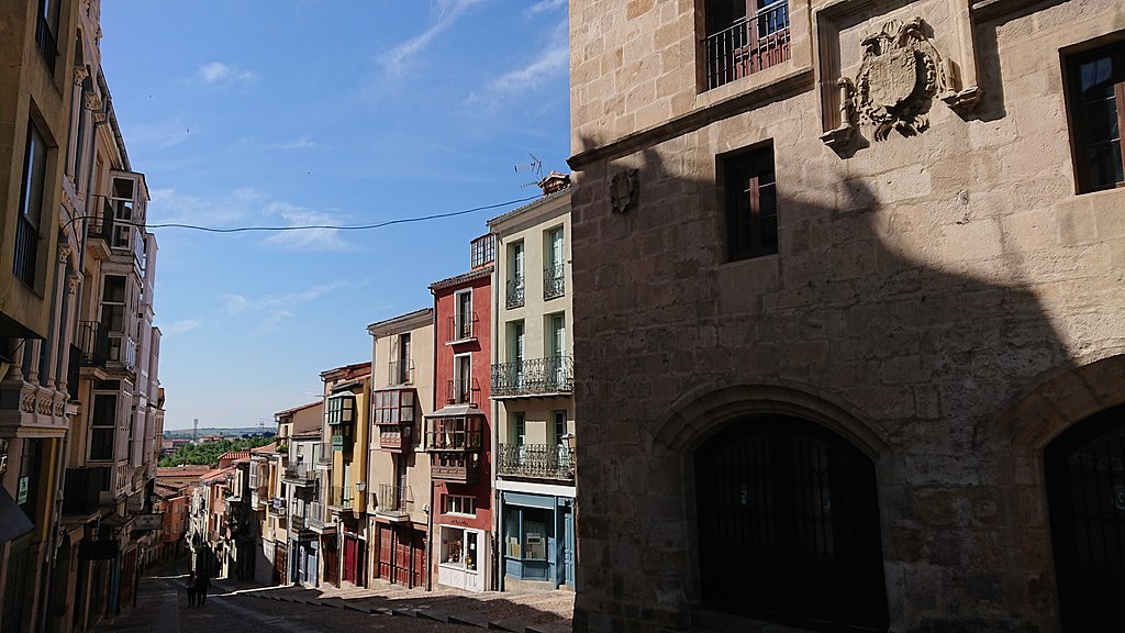 La Europa vacía más allá de los Pirineos. Calle de Balborraz en Zamora (España). Foto: Heparina1985 (trabajo propio) (Wikimedia Commons / CC BY-SA 4.0). Blog Elcano