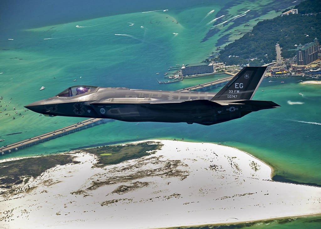 El primer avión F-35 Lightning II (JSF) de la Fuerza Aérea de EEUU sobrevolando Destin (Florida), en julio de 2011. Foto: U.S. Air Force photo by Staff Sgt. Joely Santiago (Wikimedia Commons / Dominio público). Blog Elcano
