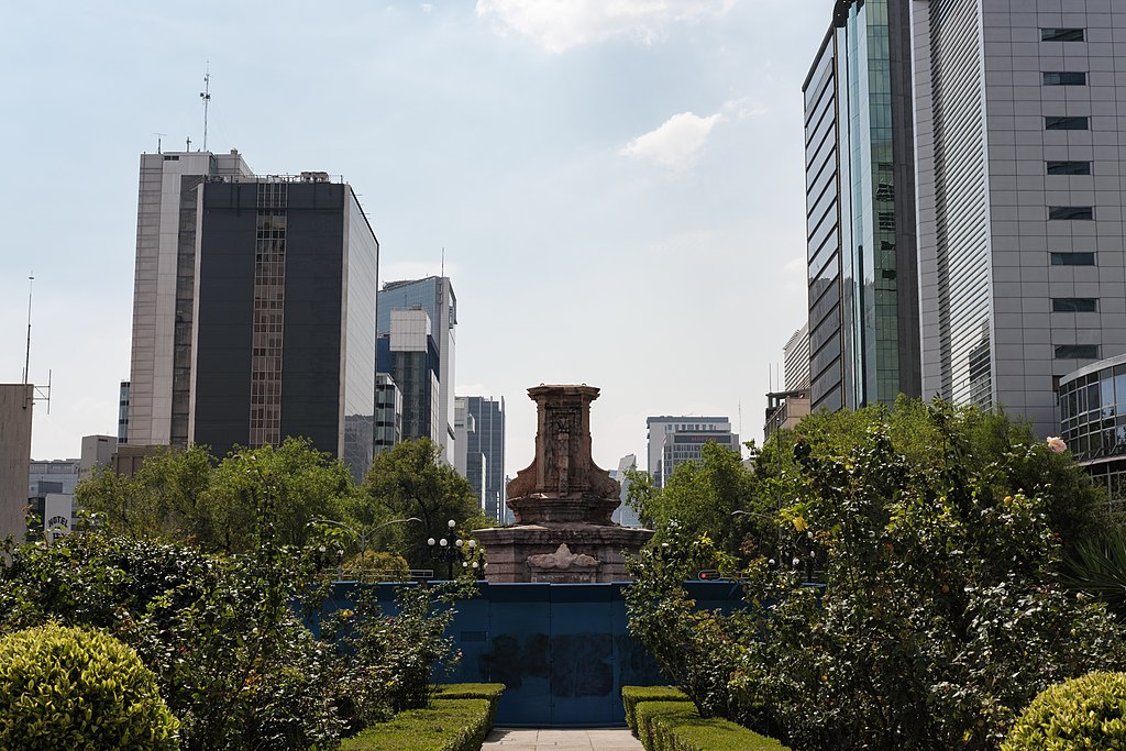El Gobierno de la Ciudad de México retira la estatua de Cristóbal Colón del Paseo de la Reforma para darle mantenimiento. Foto: EneasMx (Wikimedia Commons / CC BY-SA 4.0). Blog Elcano