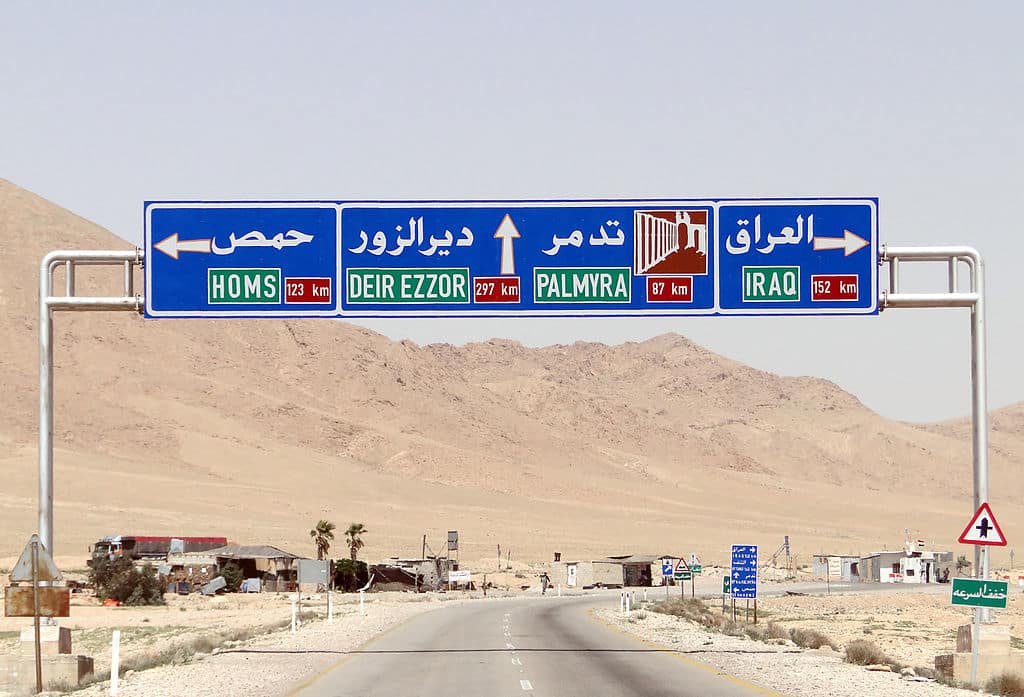 Señal de tráfico en Siria que indica direcciones para Homs, Palmira e Irak. Foto: Bernard Gagnon (Wikimedia Commons / CC BY-SA 3.0). Blog Elcano