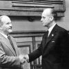 Viacheslav Mólotov (izda.) y Joachim von Ribbentrop (dcha.) tras la firma del Tratado de Amistad entre la Unión Soviética y Alemania, 28 de septiembre de 1939. Un mes antes habían firmado el pacto Molotov-Ribbentrob. Foto: фонд ЦГАКФД (Wikimedia Commons / Dominio público)