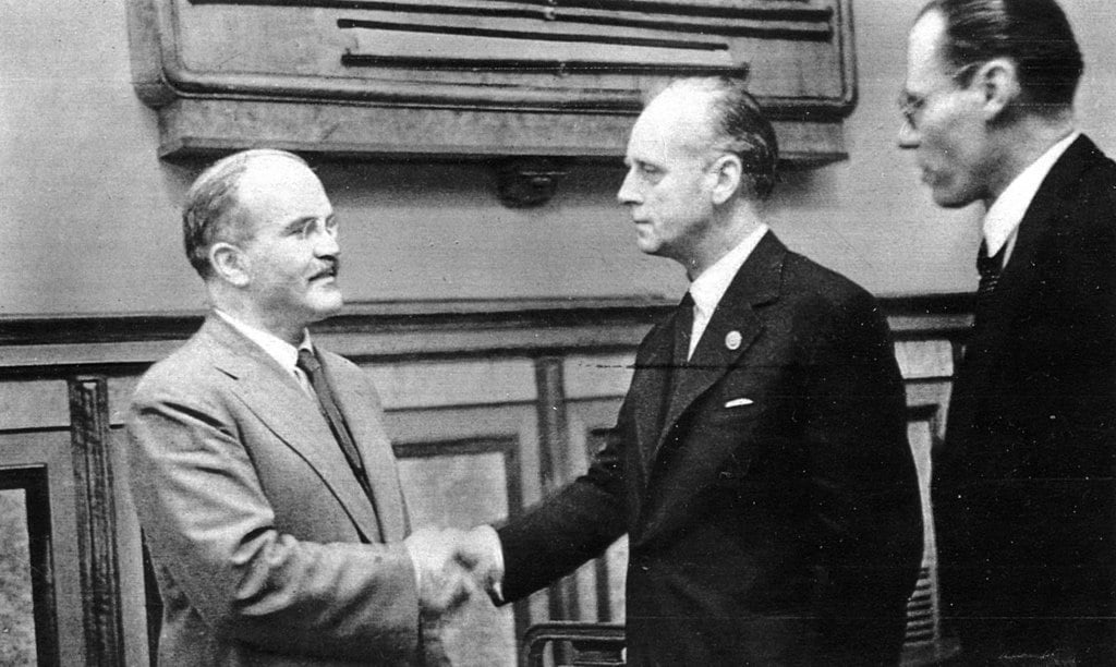 Viacheslav Molotov (left) and Joachim von Ribbentrop (right) after the signing of the Treaty of Friendship between the Soviet Union and Germany (28 September 1939). A month before they signed the Molotov-Ribbentrop pact. Photo: фонд ЦГАКФД (Wikimedia Commons / Public domain)