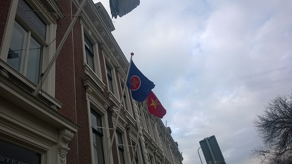 Banderas de ASEAN y Vietnam en la embajada vietnamita en La Haya (Países Bajos). Foto: Gijs Bolmeijer (Wikimedia Commons / CC BY-SA 4.0). Blog Elcano