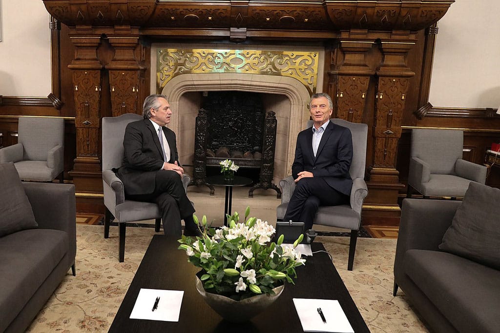 Encuentro de Mauricio Macri (presidente saliente) y Alberto Fernández (presidente electo) en la Casa Rosada, tras las elecciones presidenciales en Argentina (28/10/2019). Foto: Víctor Bugge / Casa Rosada (Presidencia de la Nación Argentina) (CC BY 2.5 ar)- Blog Elcano