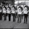 Una fila de hombres sostienen la imágen del ayatolá Jomeini durante una manifestación en Irán (1978). Fotografía escaneada, autor desconocido (Wikimedia Commons / Dominio público). Blog Elcano