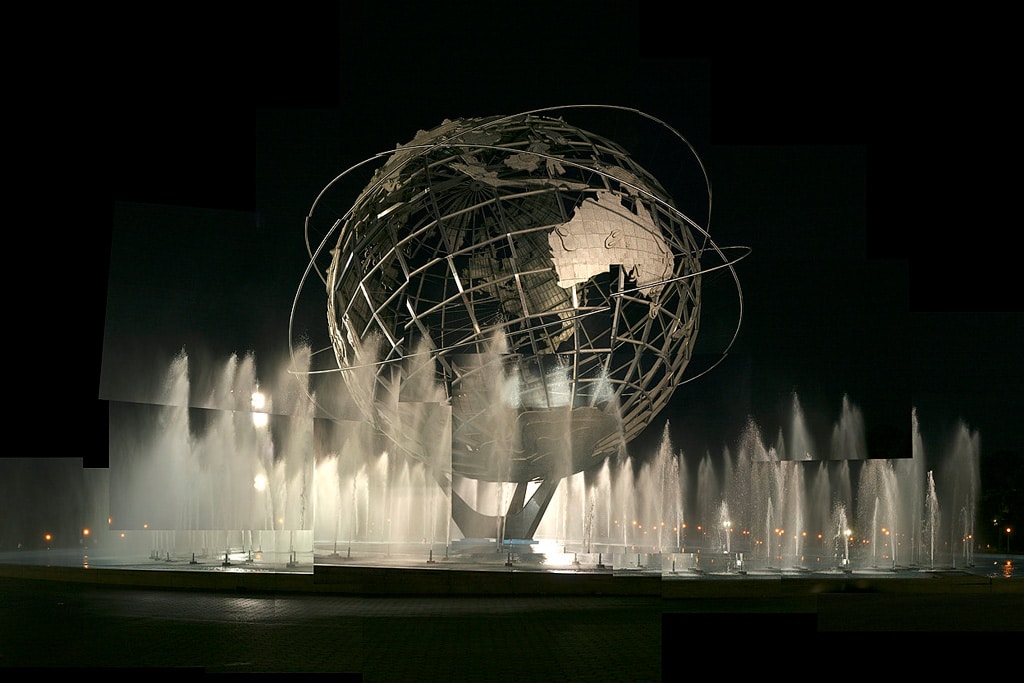 ¿Cuánto pesan las inversiones, la cultura o las capacidades militares en las relaciones internacionales? Imagen de una escultura de un globo terráqueo. Foto: MK Luo (CC BY-NC-ND 2.0). Blog Elcano