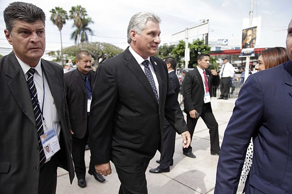 Miguel Díaz-Canel, vicepresidente de Cuba, en la beatificación de Monseñor Romero en El Salvador (2015). Foto: Presidencia El Salvador (Wikimedia Commons / Dominio público)