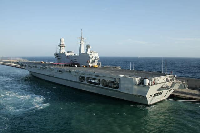 El portaaviones Cavour de la Armada italiana, buque insignia de la EUNAVFOR MED. Foto: Stephen & Katherine from Burton on Trent - Italian aircraft carrier vía Wikimedia Commons. Licencia Creative Commons Reconocimiento. Blog Elcano
