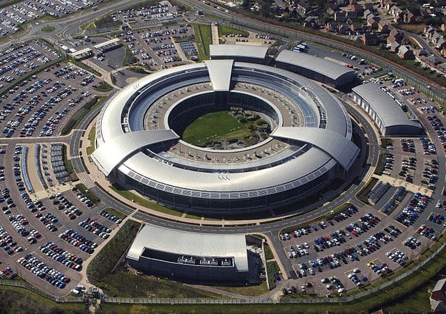 Vista aérea del Government Communications Headquarters (GCHQ) del Reino Unido en Cheltenham, Gloucestershire. Foto: UK Ministry of Defence vía Wikimedia Commons. Open Government Licence v1.0.. Blog Elcano