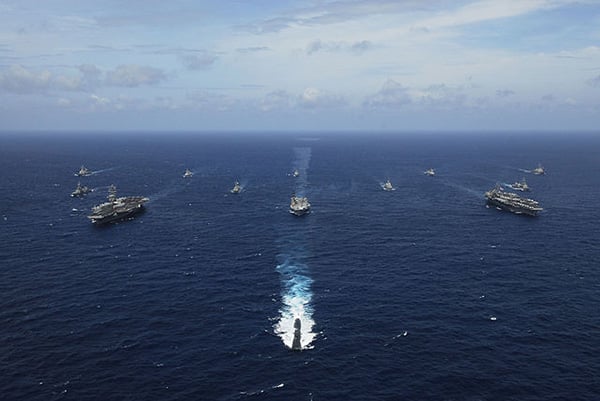 El Indo-Pacífico: lo que hay detrás del concepto. Buques de la Armada de la India, Australia, Japón, Singapur y los Estados Unidos durante el Ejercicio Malabar en la bahía de Bengala (5/9/2007). Foto: U.S. Navy (Mass Communication Specialist Seaman Stephen W. Rowe) vía Wikimedia Commons (Dominio Público). Blog Elcano