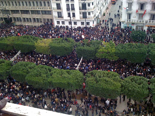 Protesters march on Avenue Habib Bourguiba in downtown Tunis (Tunisia), angry over unemployment, rising prices and corruption, 14 Jan 2011. Photo: VOA Photo/L. Bryant - VOA: Tunisia Unrest, slideshow. Public Domain via Wikimedia Commons. Elcano Blog