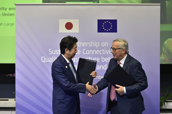 Shinzō Abe and Jean-Claude Juncker sign the Partnership on Sustainable Connectivity and Quality Infrastructure at the Europa Connectivity Forum (27/9/2019). Photo: ©European Union, 1995-2020 (CC BY 4.0)