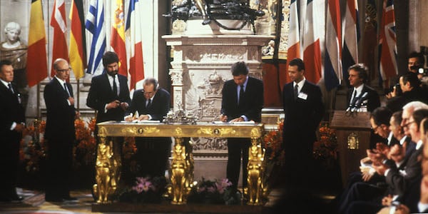 Signing of the Accession Treaty of Spain (1985) / Photo: European Commission