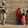 Soldado habla con niños mientras patrulla en Afganistán. Foto: CC BY-NC 2.0.
