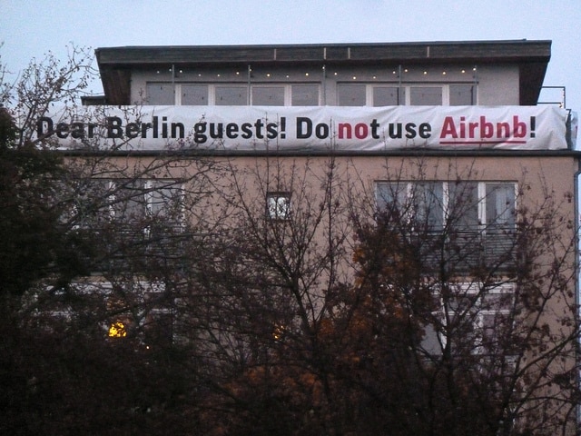 Economía colaborativa, ¿altruismo o negocio? Protesta contra Airbnb en Berlín. Foto: screenpunk / Flickr (CC BY-NC 2.0). Blog Elcano