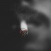 Fumar te hará libre. Hombre con un cigarrillo encendido. Foto: Alfaz Sayed / Unsplash.