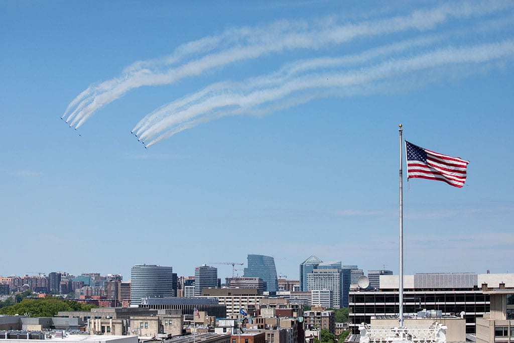 Política exterior en cuarentena: EEUU desaparecido en combate. Las aeronaves del U.S. Navy Blue Angels y U.S. Air Force Thunderbirds sobrevuelan Washington DC durante el evento America Strong del pasado 2 de mayo. Foto: Keegan Barber / The White House (Dominio público). Blog Elcano