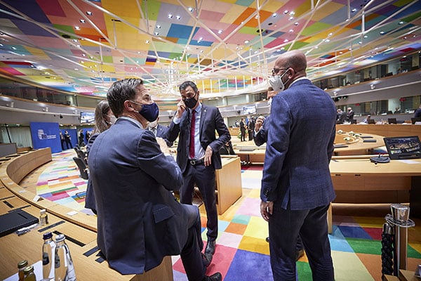 Mr Mark RUTTE, Dutch Prime Minister; Mr Pedro SANCHEZ, Spanish Prime Minister; Mr Charles MICHEL, President of the European Council in a Special European Council Roundtable. Photo: © European Union.