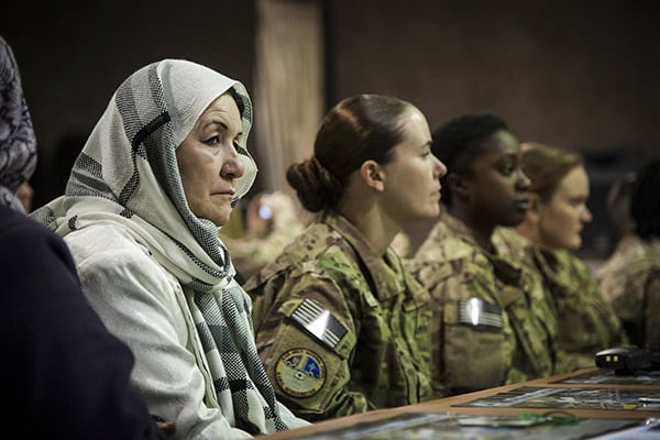 (Encuentro de mujeres con el ejército del aire afgano y las fuerzas internacionales con motivo del Día Internacional de la Mujer, Kabul, 2013. Foto: US DoD / Flickr)