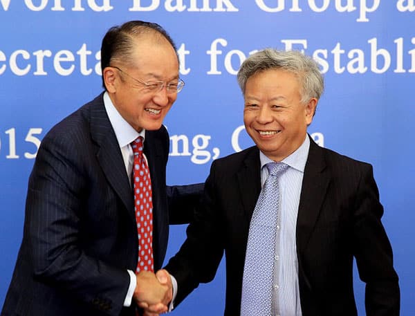 Jim Yong Kim, presidente del Banco Mundial, estrecha la mano a Jin Liqun, futuro presidente del BAII, el pasado julio. Foto: Banco Mundial / Flickr