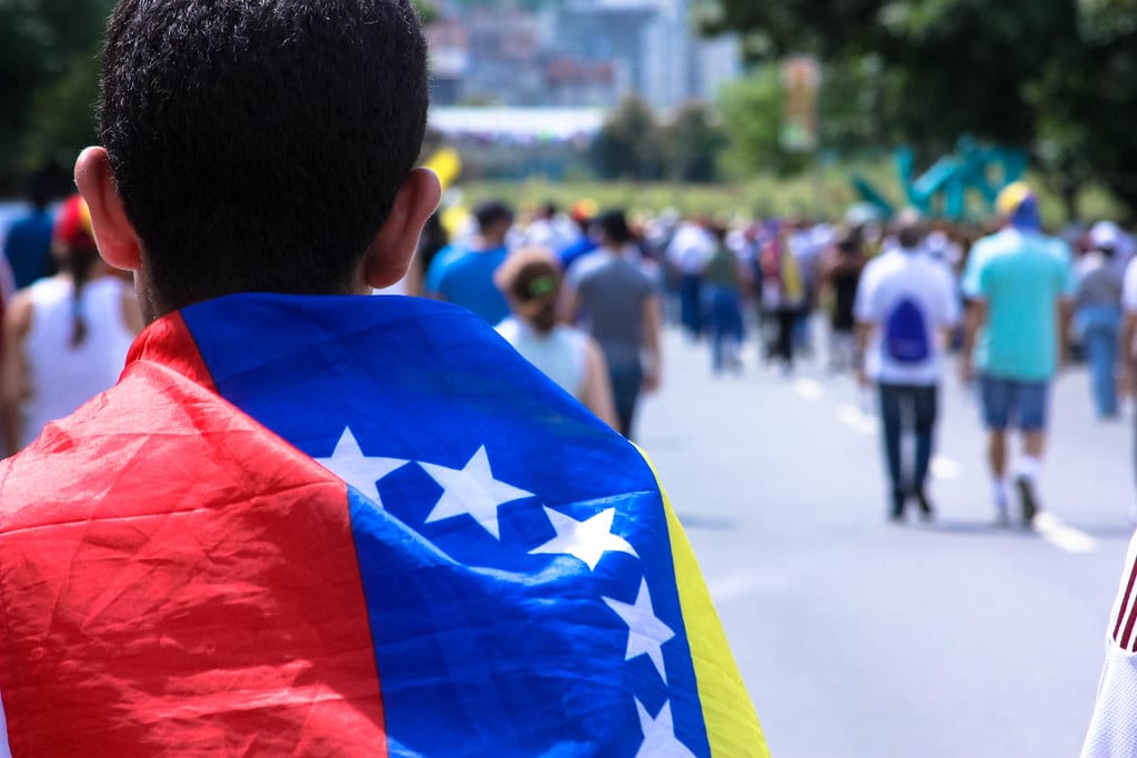 Latin America, the international community and Venezuela. Protester in Caracas in October 2016. Photo: Hugo Londoño (CC BY-SA 2.0)