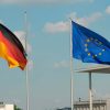 Un llamamiento a la presidencia alemana: invierta con valentía e inteligencia en el futuro de Europa. Texto de enlace: Banderas de Alemania y la Unión Europea. Foto: Luigi Rosa (CC BY-SA 2.0)