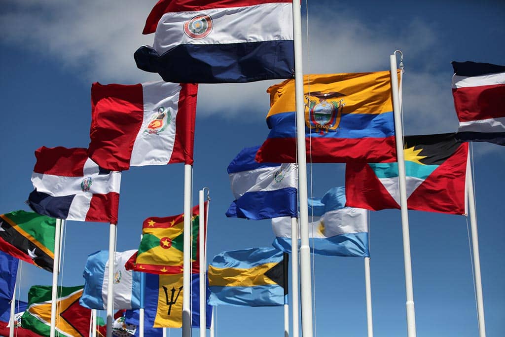 Banderas de países de América Latina en la III Cumbre CELAC Costa Rica 2015. Foto: Luis Astudillo C. - Cancillería del Ecuador (CC BY-SA 2.0)