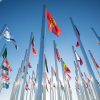 Banderas de países en la sede de la Conferencia de las Naciones Unidas sobre el Cambio Climático COP 25. Foto: UNclimatechange (CC BY 2.0). Blog Elcano