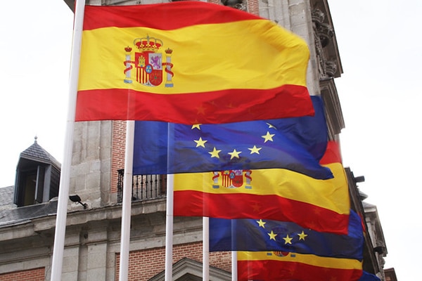 Banderas de España y la Unión European en la Plaza de la Villa, Madrid. Foto: Contando Estrelas (CC BY-SA 2.0)