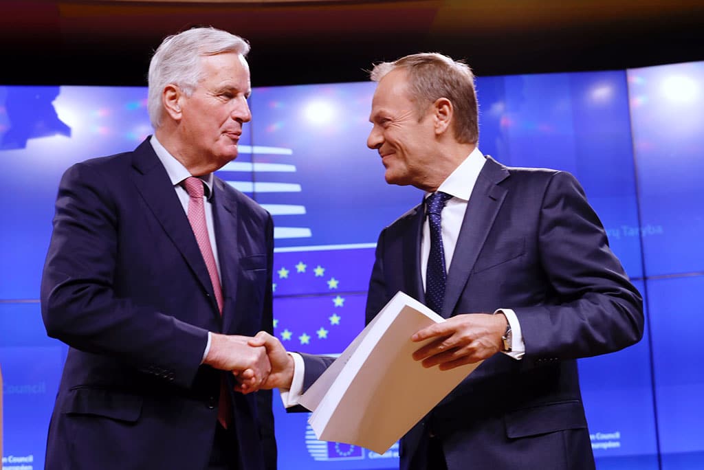 Donald Tusk receives the draft Brexit agreement from Michel Barnier (15/11/2018). Photo: ©European Union.