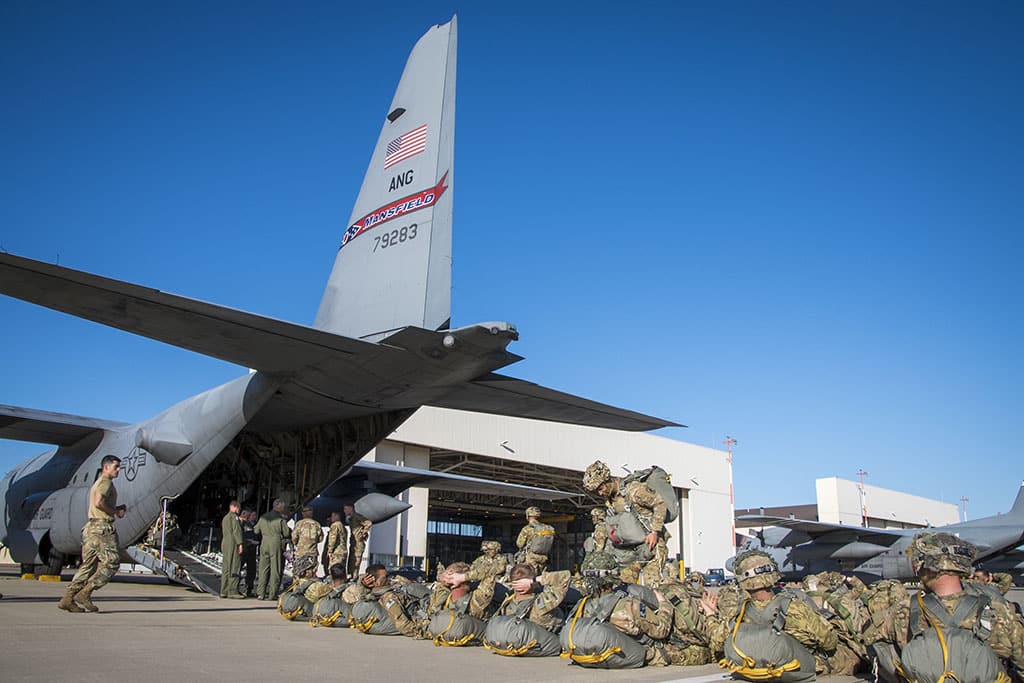 Soldados de la 173a Brigada Aerotransportada de Infantería del Ejército de EEUU en la base Aérea de Ramstein (Alemania). Foto: Airman 1st Class Alexis Wade / 179TH AIRLIFT WING. Blog Elcano