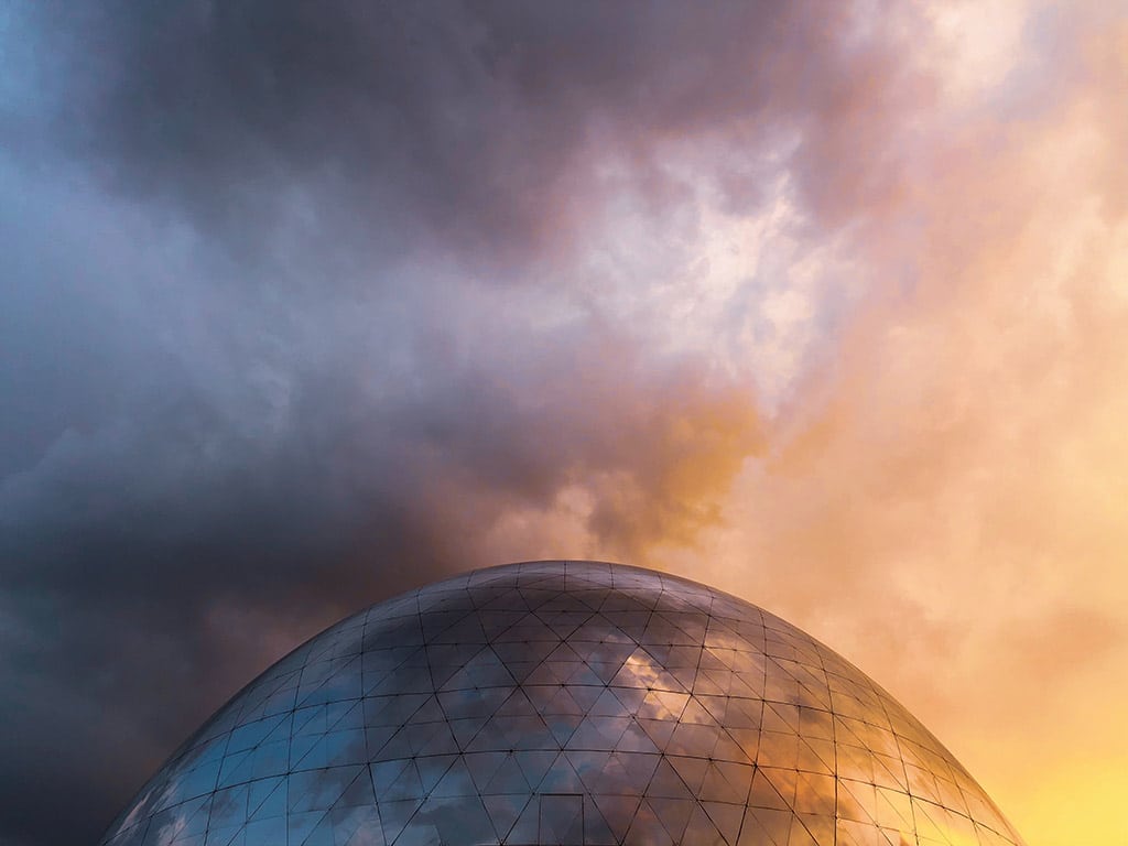 Los cambios estructurales de la globalización. La Géode en París (Francia). Foto: Behzad Ghaffarian (Unsplash).