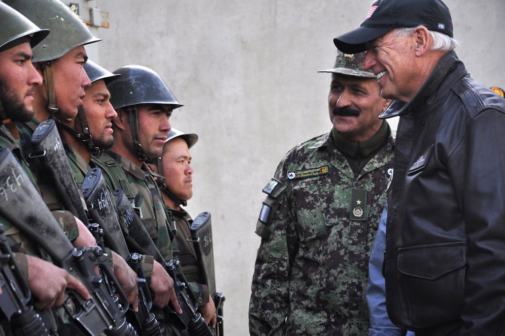 Visita de Joe Biden, entonces vicepresidente de EEUU, al Centro de Entrenamiento Militar de la OTAN en Kabul (11/1/2011). Foto: U.S. Navy photo by Chief Petty Officer Brian Brannon/Released - NATO Training Mission-Afghanistan (CC BY-SA 2.0). Blog Elcano