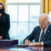 El plan de infraestructuras de Biden. Joe Biden, presidente de EEUU, junto a la vicepresidenta Kamala Harris, firma el American Rescue Plan Act of 2021. Foto: The White House (U.S. Government Works). Blog Elcano