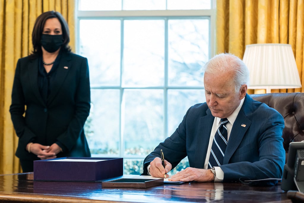 El plan de infraestructuras de Biden. Joe Biden, presidente de EEUU, junto a la vicepresidenta Kamala Harris, firma el American Rescue Plan Act of 2021. Foto: The White House (U.S. Government Works). Blog Elcano