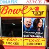 Cartel de felicitación Biden/Harris en el Ben's Chili Bowl en Washington, DC. Foto: Elvert Barnes (CC BY-SA 2.0). Blog Elcano