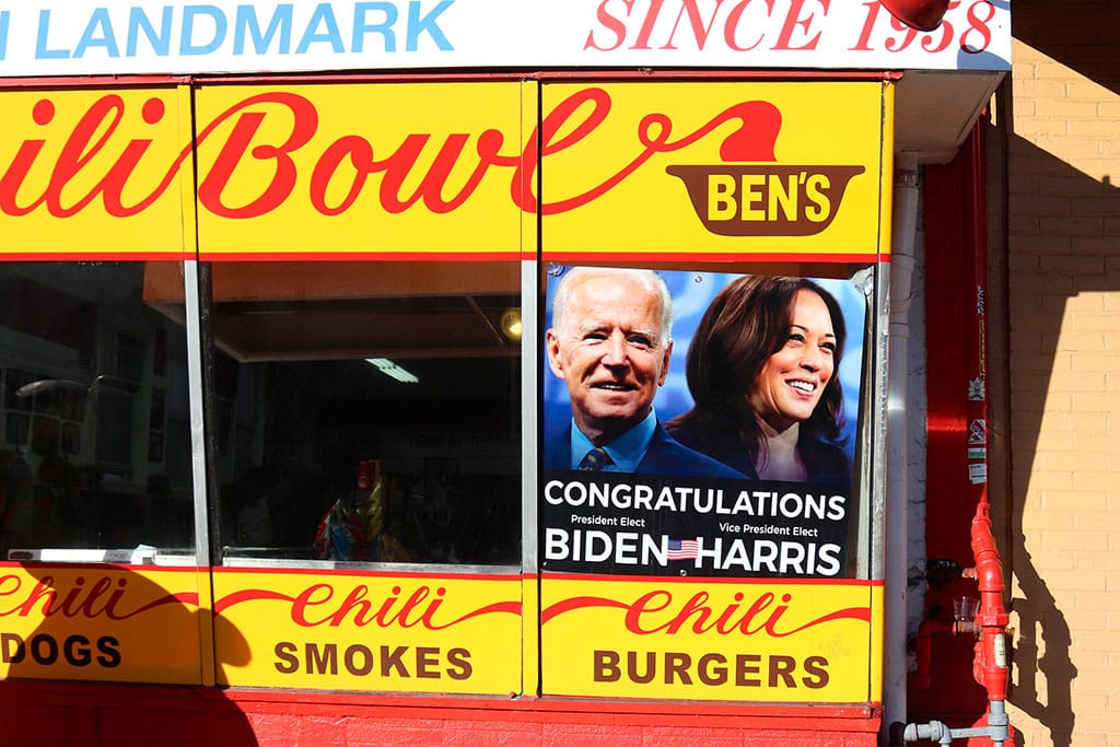 Cartel de felicitación Biden/Harris en el Ben's Chili Bowl en Washington, DC. Foto: Elvert Barnes (CC BY-SA 2.0). Blog Elcano