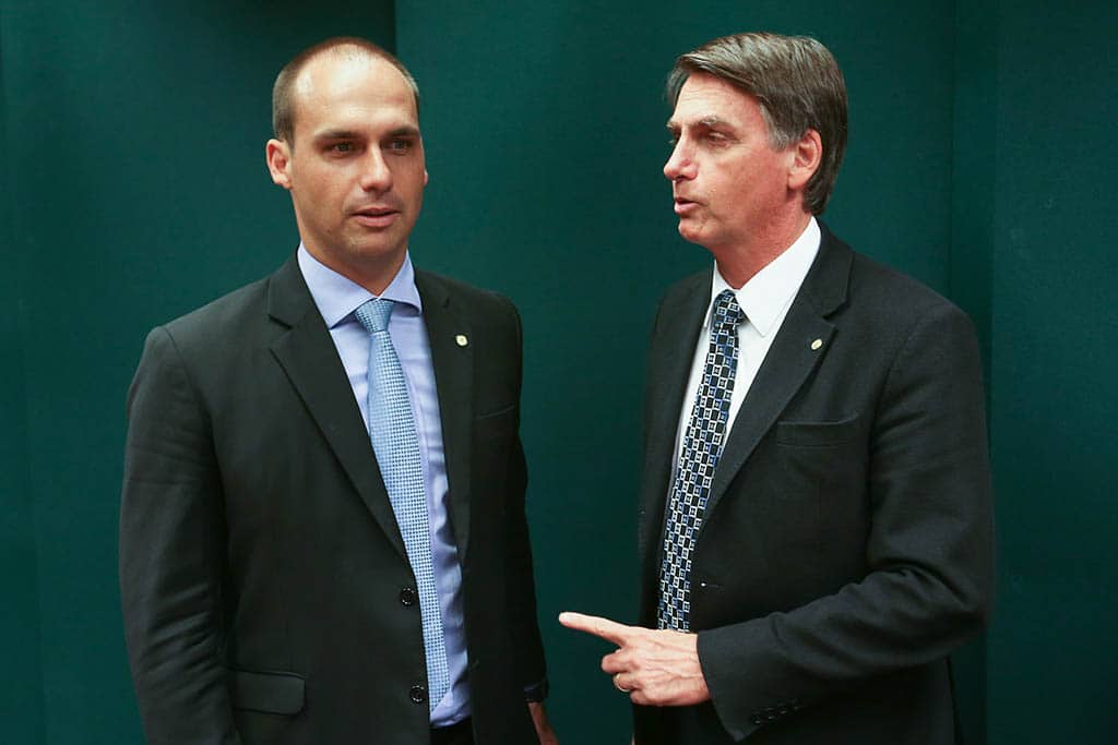 Jair Bolsonaro y su hijo Eduardo en el Consejo de Ética de la Cámara de Diputados de Brasil (2017). Foto: Fabio Rodrigues Pozzebom/Agencia Brasil - Agência Brasil Fotografias (CC BY 2.0). Blog Elcano
