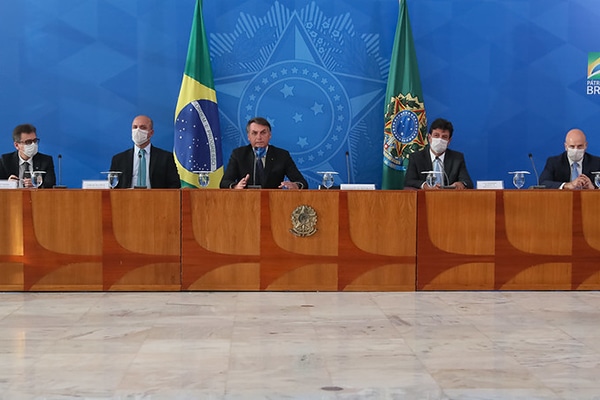 Rueda de prensa de Jair Bolsonaro, presidente de Brasil, y Luiz Henrique Mandetta, ministro de Salud en ese momento (20/3/2020). Foto: Isac Nóbrega / PR - Palácio do Planalto (CC BY 2.0)