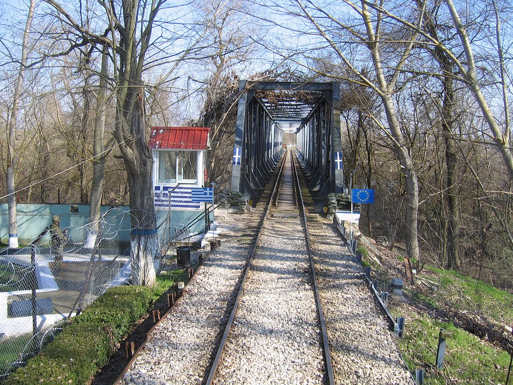 Why the EU should not opt for another refugee deal with Turkey with no shared responsibility. Border bridge between Greece and Turkey at Pythio. Photo: Reinhard Dietrich (Wikimedia Commons / CC BY-SA 3.0)
