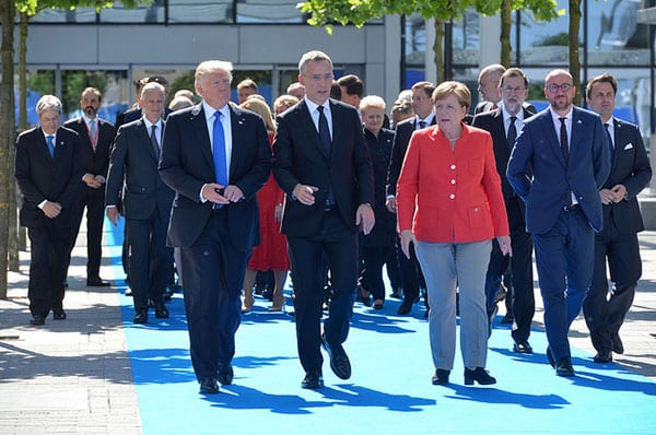 Donald Trump (presidente de EEUU), Jens Stoltenberg (Secretario General de la OTAN) y Angela Merkel (Canciller Federal de Alemania) en la reunión de jefes de Estado y de Gobierno de la OTAN. Foto: ©NATO / Flickr.