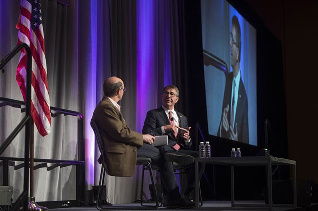 El secretario de Defensa Ashton Carter durante la RSA Conference en San Francisco (2/3/2016). Foto: Navy Petty Officer 1st Class Tim D. Godbee, DoD.
