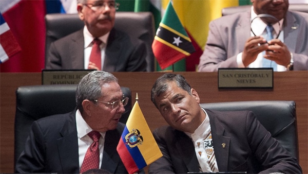 Raúl Castro y Rafael Correa. VII Cumbre de las Américas - ABCnews.com. Blog Elcano
