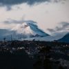 Elecciones andinas. Panorámica de la ciudad de Quito (Ecuador) con el volcán Cotopaxi de fondo. Foto: César Viteri (@multimaniaco). Blog Elcano
