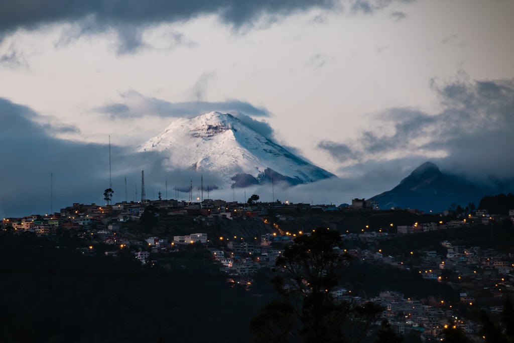Elecciones andinas. Panorámica de la ciudad de Quito (Ecuador) con el volcán Cotopaxi de fondo. Foto: César Viteri (@multimaniaco). Blog Elcano
