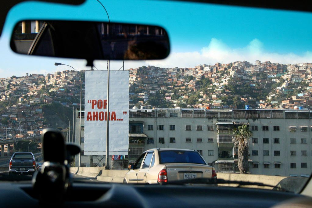 Las distintas lecturas del chavismo. Pancarta con la frase "Por ahora..." en el Oeste de Caracas, Venezuela. Foto: Ji Stark / Leo Prieto (CC BY-NC-ND 2.0). Blog Elcano