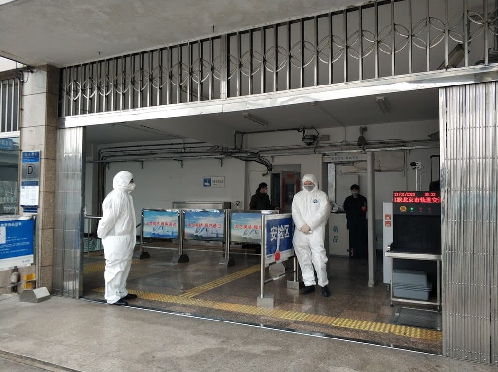 La crisis del coronavirus y el estatus internacional de China. Control sanitario en la estación de metro de Jishuitan (Pekín) en enero de 2020. Foto: Pau Colominas (Wikimedia Commons/CC BY-SA 4.0)
