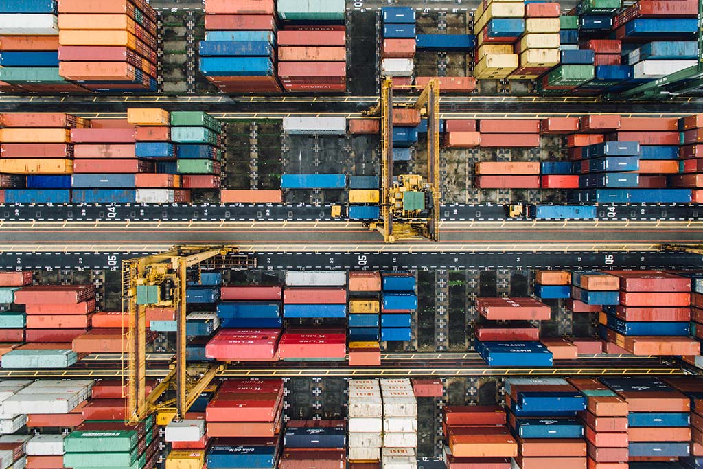 La internacionalización de la economía. Containers en un puerto. Foto: chuttersnap / Unsplash. Blog Elcano