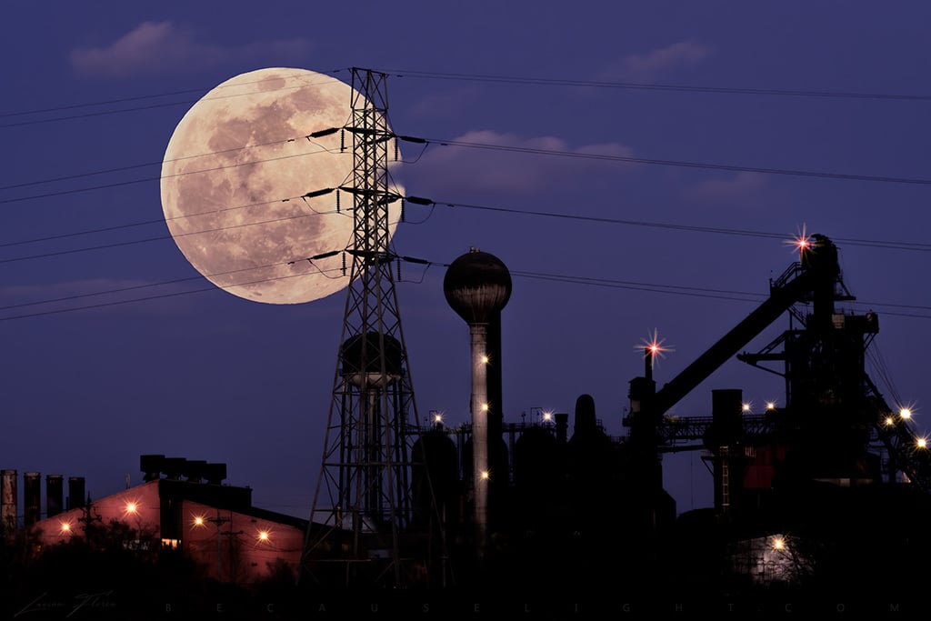 Luna rosada sobre el cinturón industrial (Southwest Ohio, EEUU). Foto: Lucian (CC BY-NC-ND 2.0)